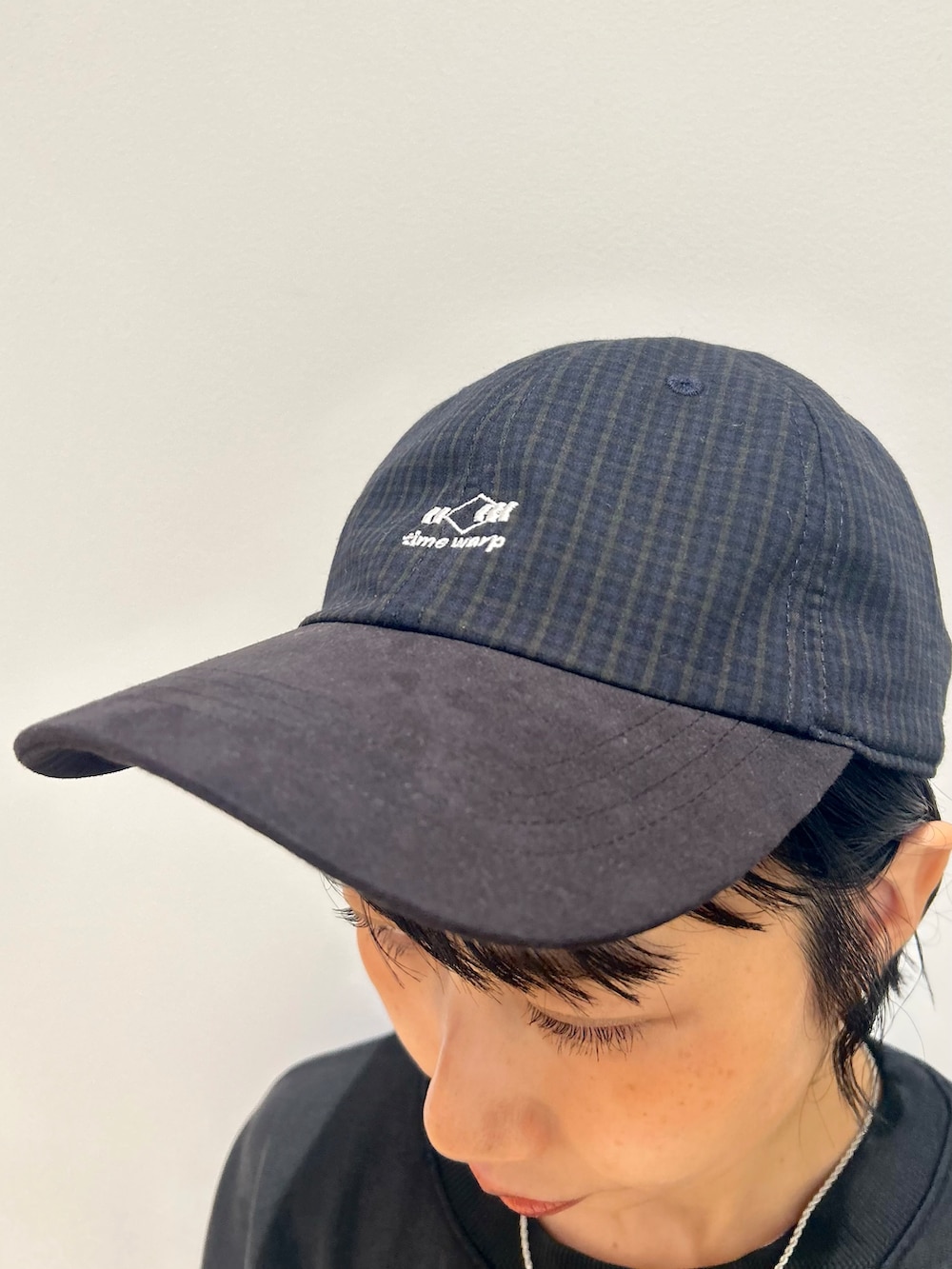 グレー系のスウェット、ブラック系のその他パンツ、ブラック系のトートバッグを着用したレディースの秋コーディネートの8枚目の写真