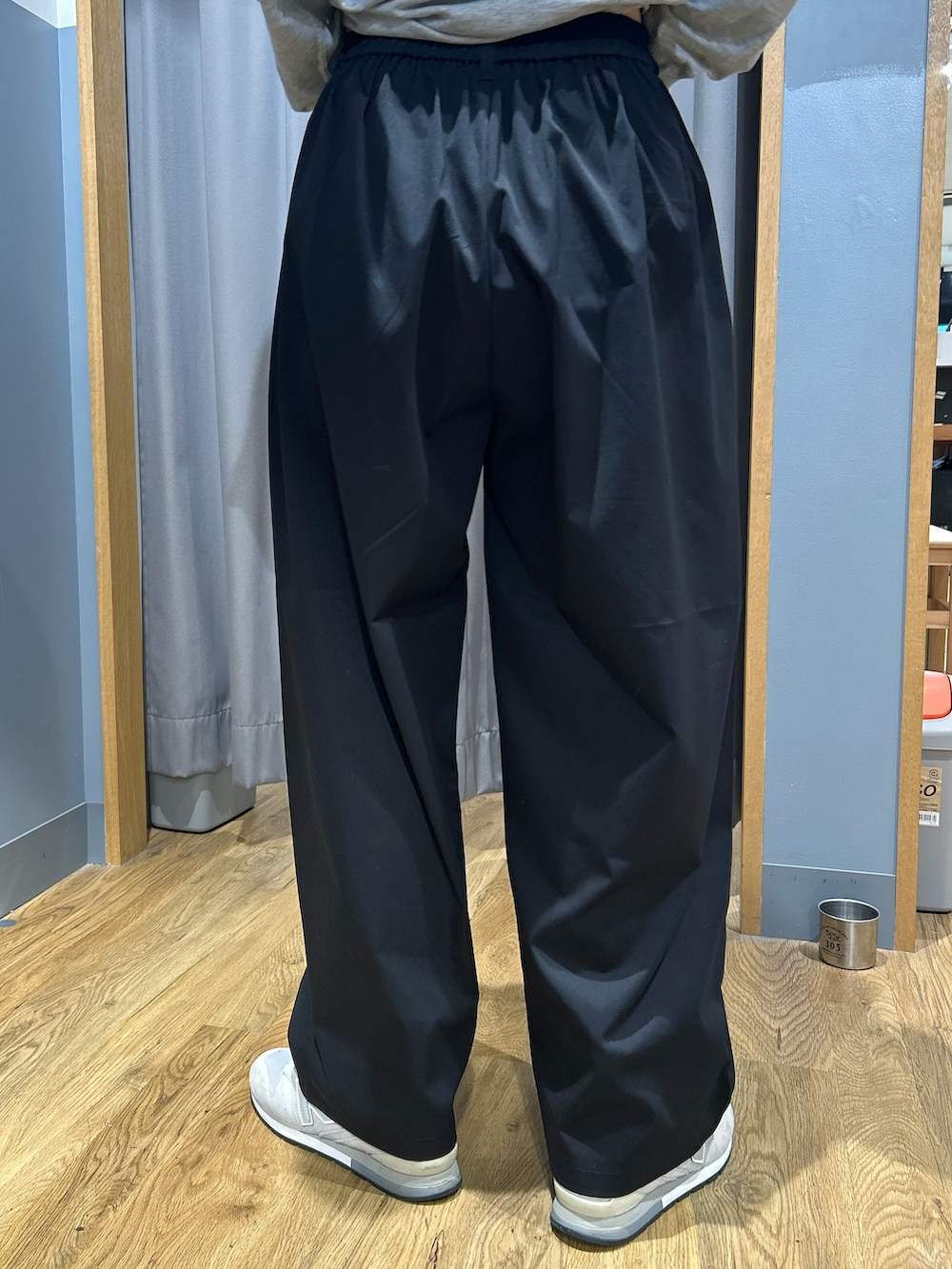 グレー系のTシャツ/カットソー、ブラック系のその他パンツ、ブルー系のシャツ/ブラウスを着用したレディースの秋コーディネートの9枚目の写真