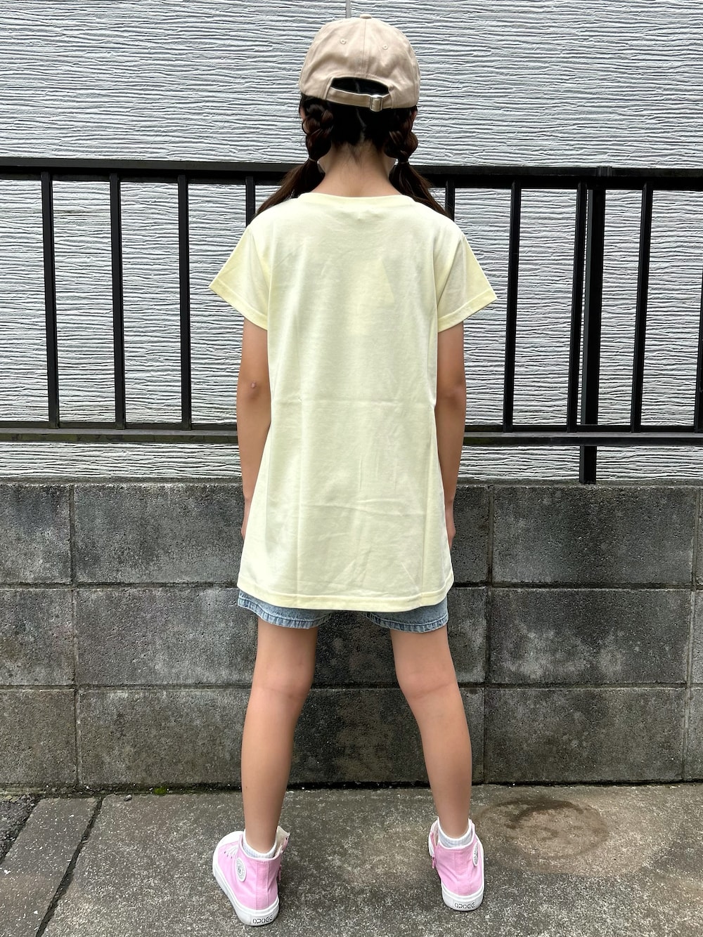 イエロー系のTシャツ/カットソー、ブルー系のその他パンツを着用したキッズの夏コーディネートの3枚目の写真