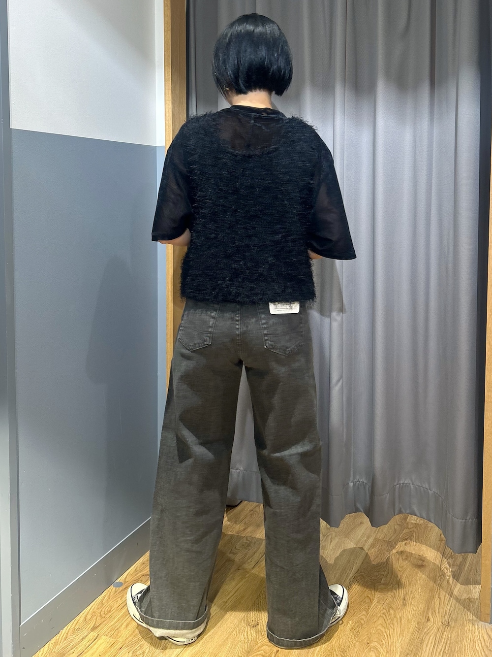 ブラウン系のその他パンツ、ブラック系のベスト、ブラック系のTシャツ/カットソーを着用したレディースの夏コーディネートの3枚目の写真