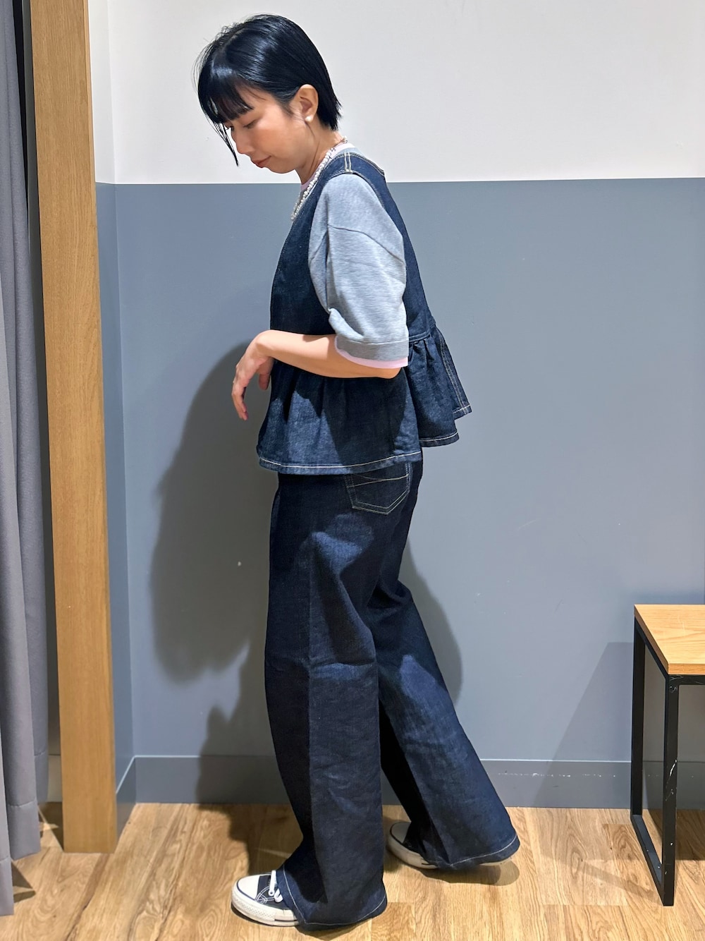 グレー系のニット/セーター、ブルー系のその他トップス、ブルー系のデニムパンツを着用したレディースの夏コーディネートの2枚目の写真