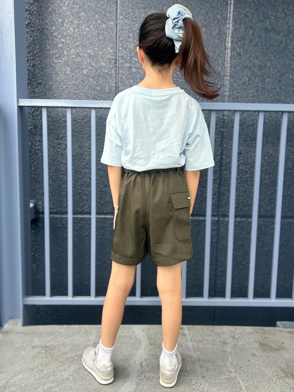 ブルー系のTシャツ/カットソー、ブラウン系のその他パンツを着用したキッズの夏コーディネートの3枚目の写真