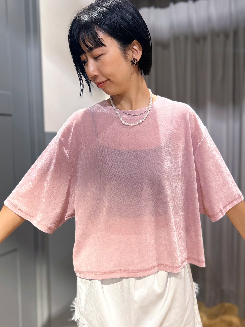 ブルー系のその他パンツ、ピンク系のTシャツ/カットソー、ブラック系のトートバッグを着用したレディースの秋コーディネートの4枚目の写真