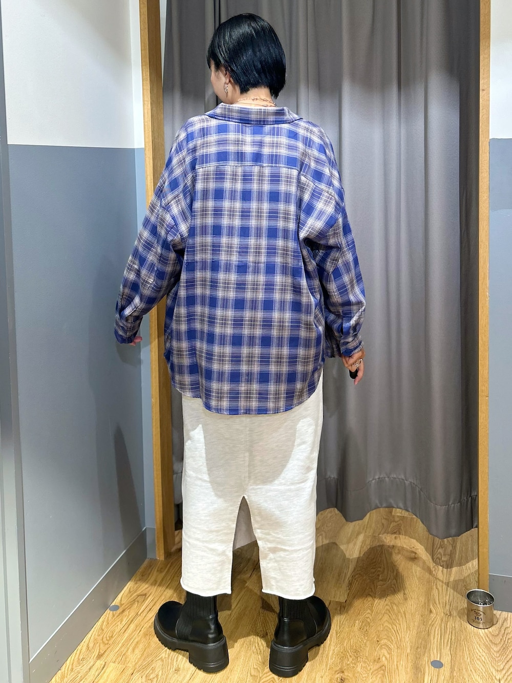 ピンク系のTシャツ/カットソー、パープル系のシャツ/ブラウス、グレー系のスカートを着用したレディースの秋コーディネートの3枚目の写真