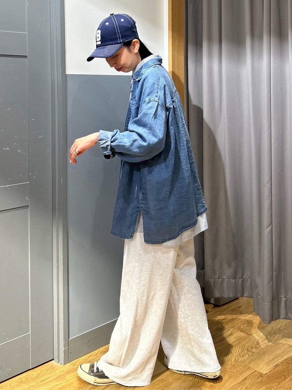 グレー系のその他パンツ、ブルー系のシャツ/ブラウス、ホワイト系のシャツ/ブラウスを着用したレディースの春コーディネートの3枚目の写真