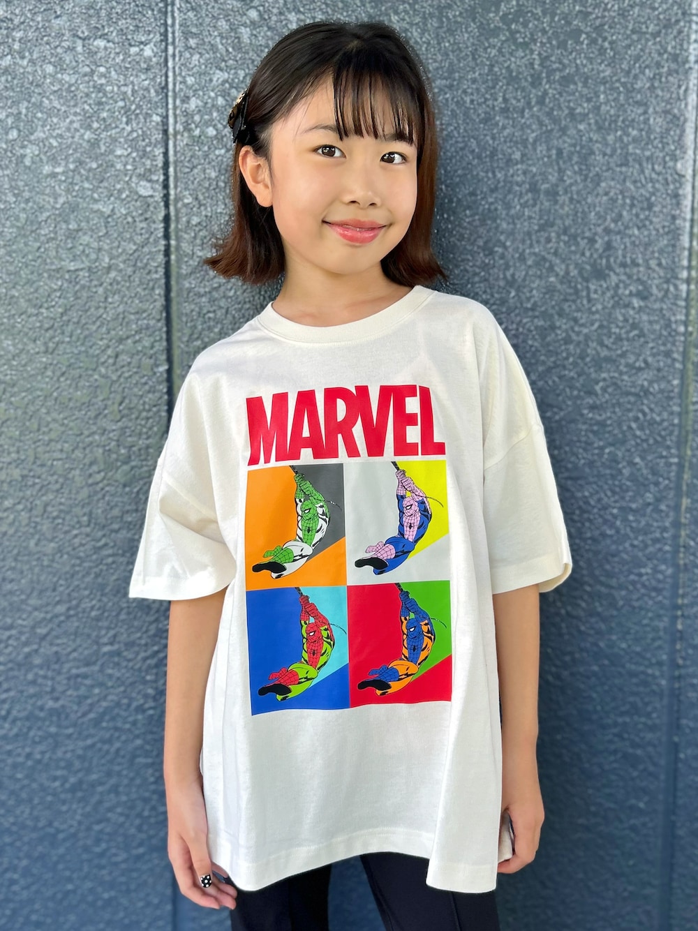 ホワイト系のTシャツ/カットソー、ブラック系のその他パンツ、ブラック系のボディバッグ/ウエストポーチを着用したキッズの夏コーディネートの4枚目の写真