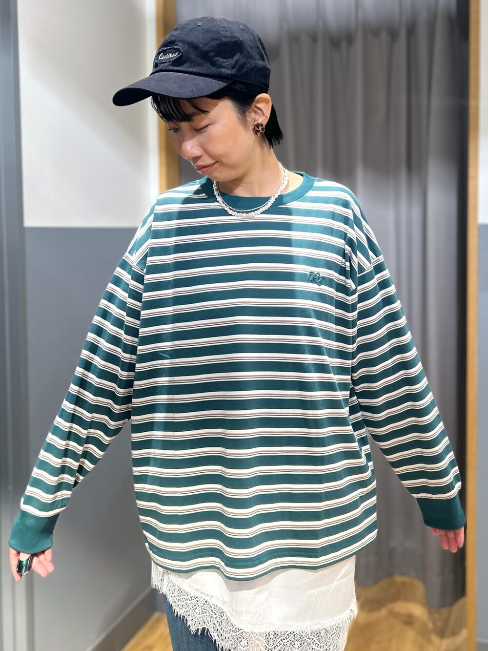 グリーン系のTシャツ/カットソー、ブルー系のその他パンツ、ブラック系のショルダーバッグを着用したレディースの秋コーディネートの5枚目の写真