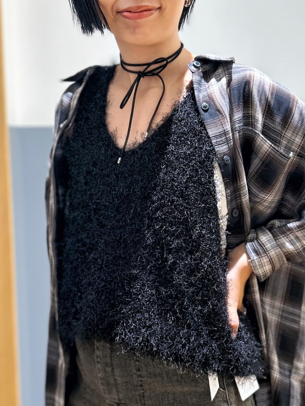 ブラック系のベスト、ブラック系のシャツ/ブラウス、ブラウン系のその他パンツを着用したレディースの秋コーディネートの5枚目の写真