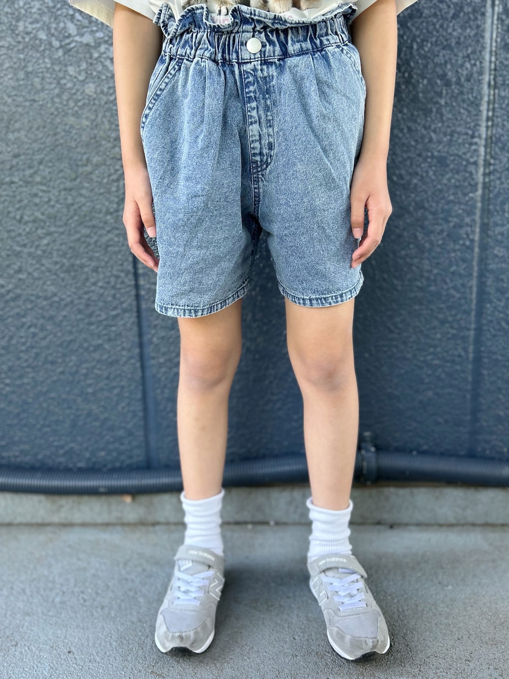 ブルー系のその他パンツ、ホワイト系のTシャツ/カットソー、ホワイト系のショルダーバッグを着用したキッズの春コーディネートの5枚目の写真