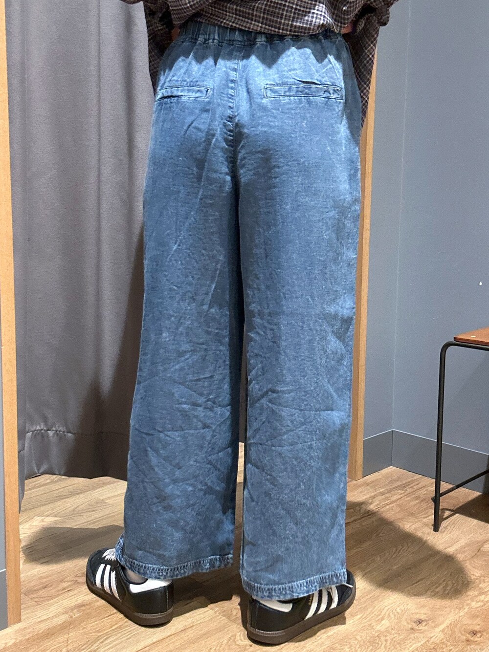 ピンク系のタンクトップ、グレー系のシャツ/ブラウス、ブルー系のデニムパンツを着用したレディースの春コーディネートの8枚目の写真