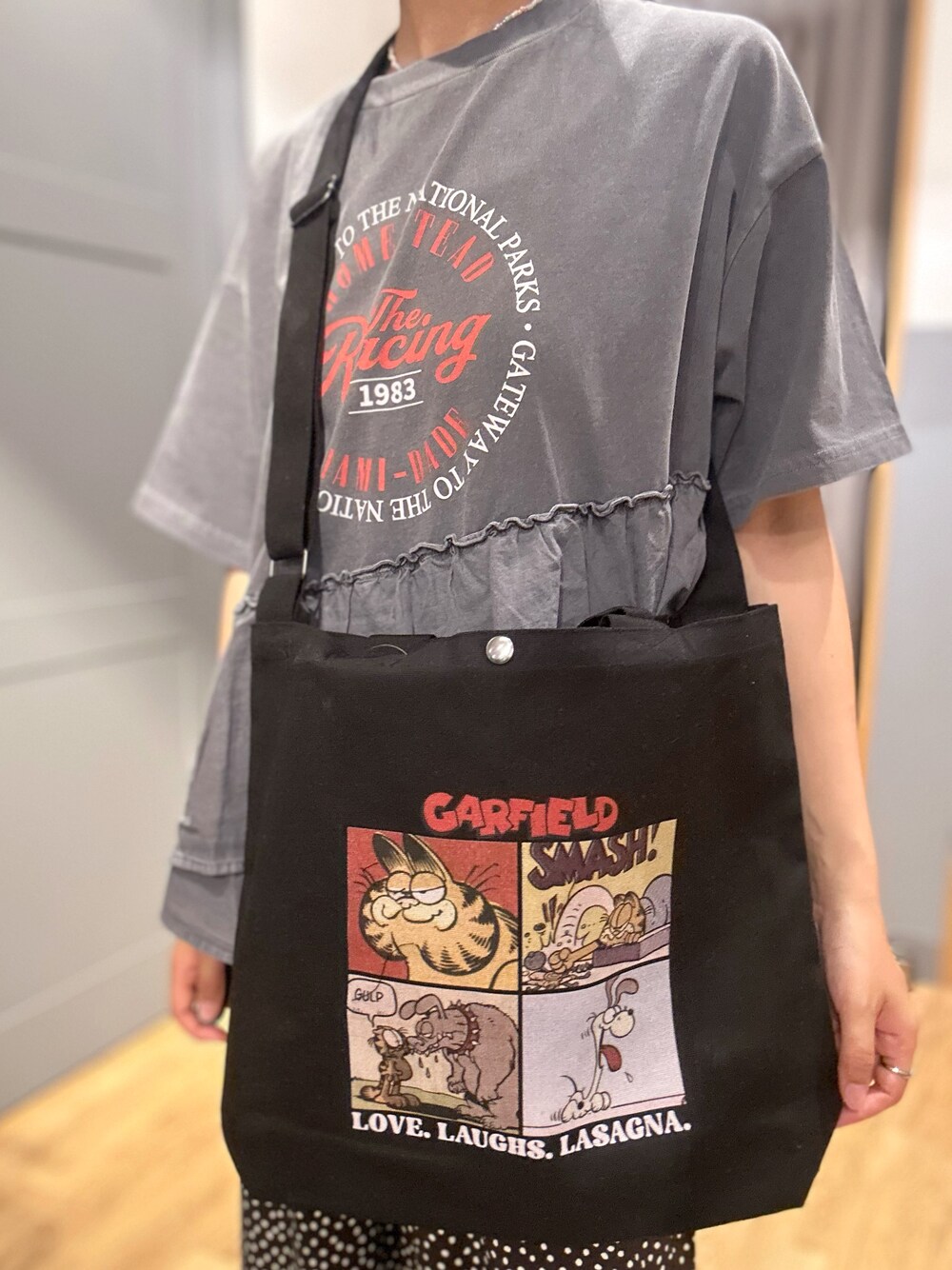グレー系のTシャツ/カットソー、ホワイト系のその他パンツ、グレー系のショルダーバッグを着用したレディースの夏コーディネートの8枚目の写真