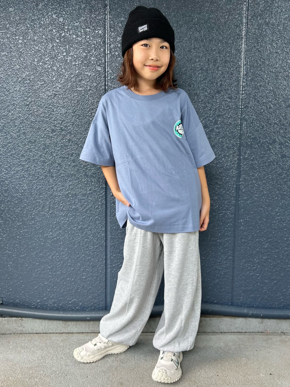 ブルー系のTシャツ/カットソー、グレー系のその他パンツを着用したキッズの夏コーディネートの2枚目の写真