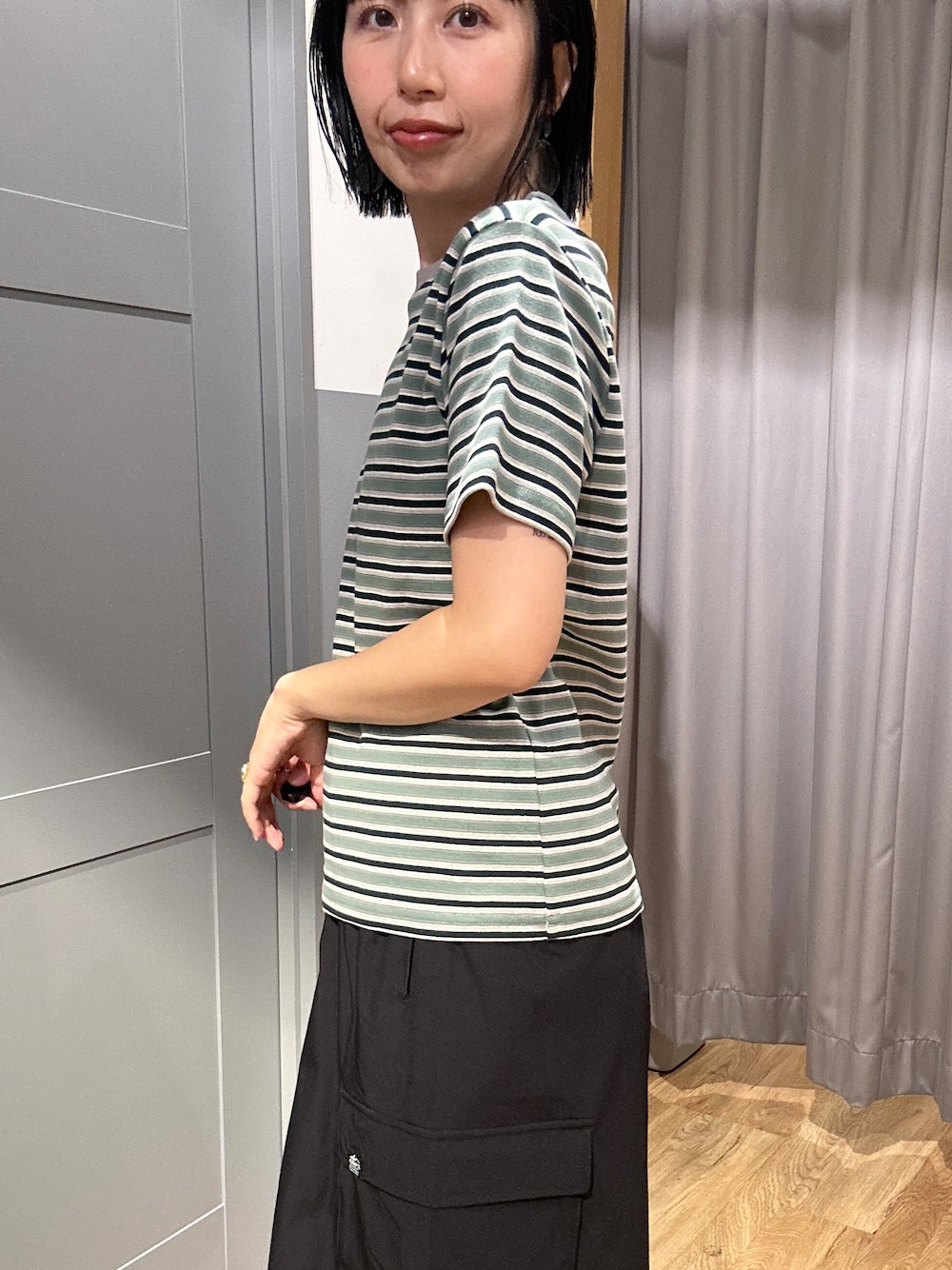 ブラック系のTシャツ/カットソー、ブラック系のスカート、ブラック系のボディバッグ/ウエストポーチを着用したレディースの夏コーディネートの5枚目の写真
