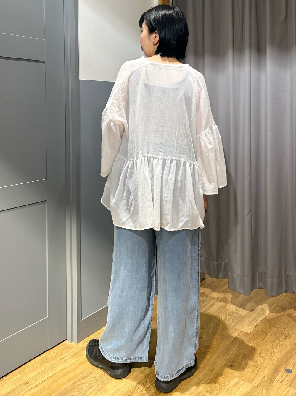 ベージュ系のタンクトップ、ホワイト系のシャツ/ブラウス、ブルー系のデニムパンツを着用したレディースの夏コーディネートの4枚目の写真
