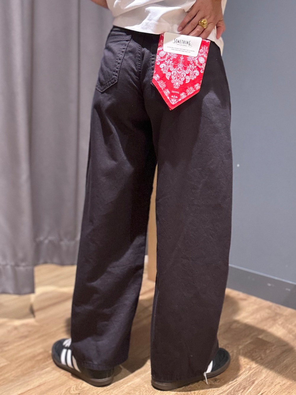 グレー系のTシャツ/カットソー、ブラック系のシャツ/ブラウス、グレー系のその他パンツを着用したレディースの夏コーディネートの7枚目の写真