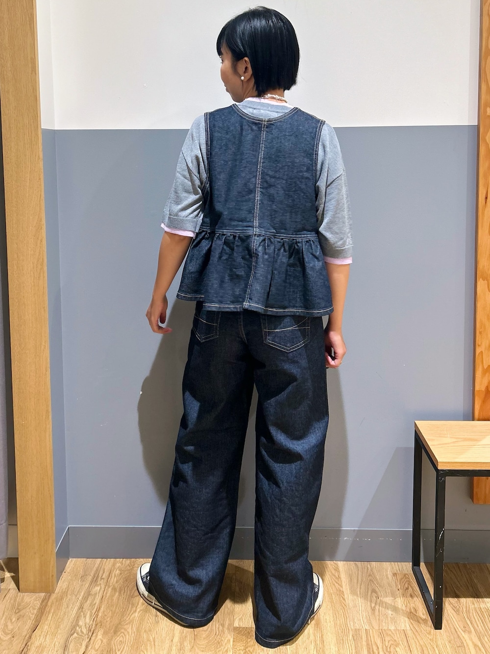 グレー系のニット/セーター、ブルー系のその他トップス、ブルー系のデニムパンツを着用したレディースの夏コーディネートの3枚目の写真