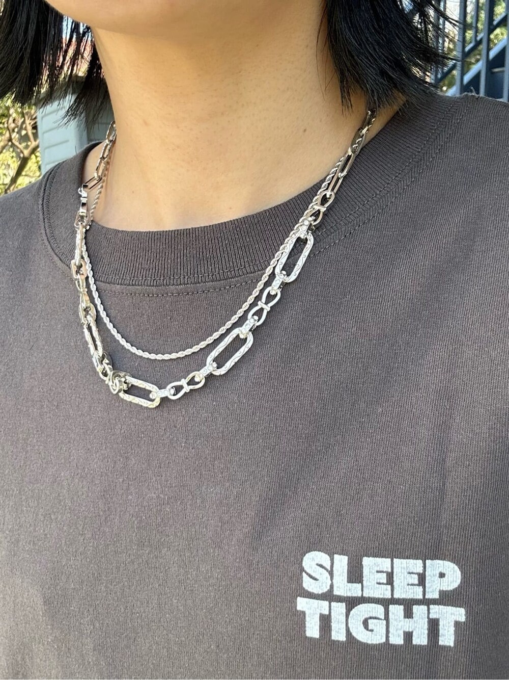 グレー系のTシャツ/カットソー、グレー系のTシャツ/カットソーを着用したレディースの春コーディネートの10枚目の写真