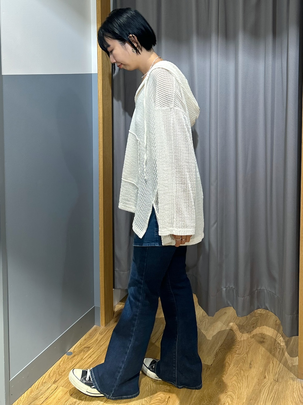 ブルー系のその他パンツ、ホワイト系のTシャツ/カットソー、ホワイト系のタンクトップを着用したレディースの夏コーディネートの2枚目の写真