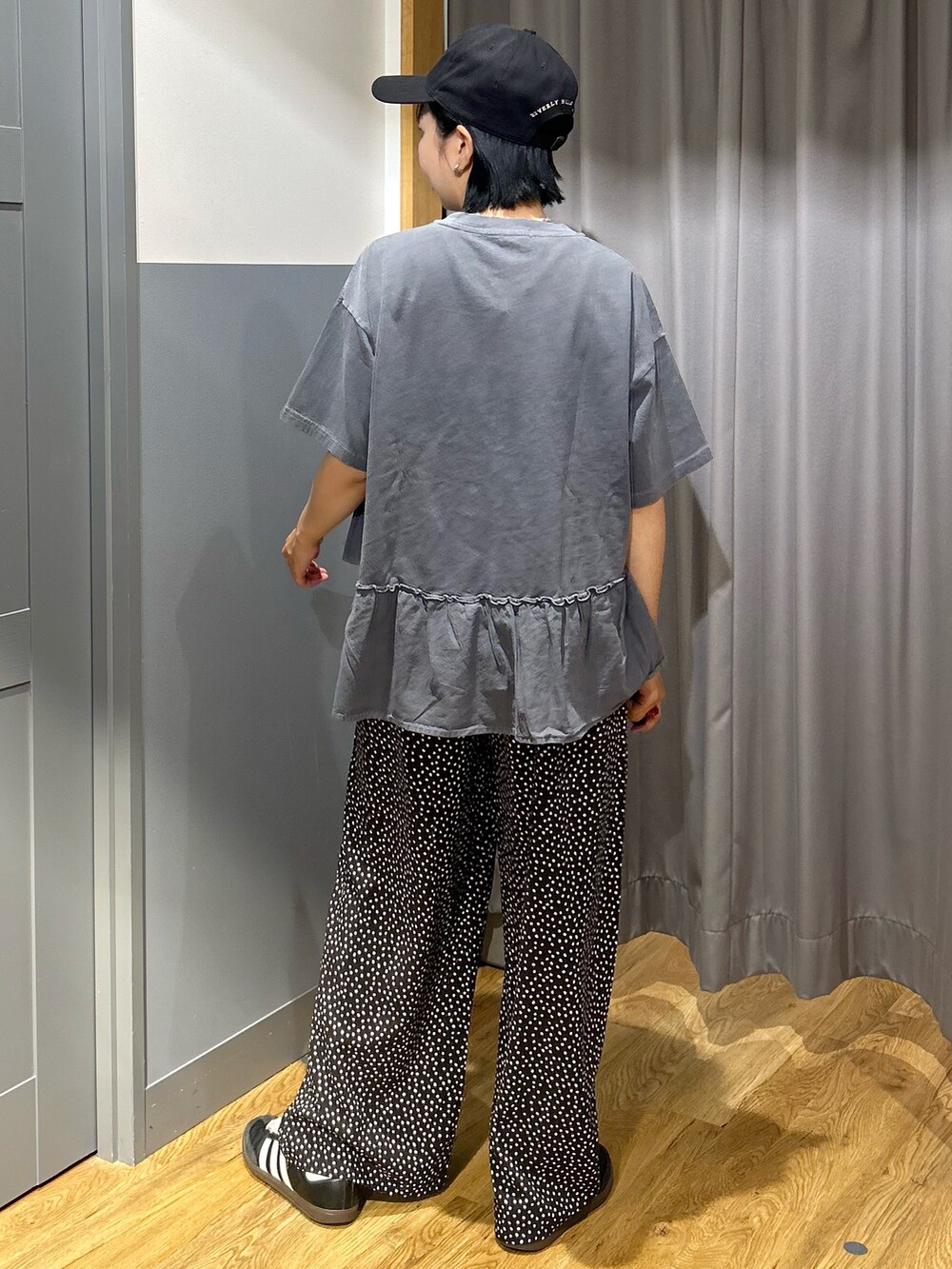 グレー系のTシャツ/カットソー、ホワイト系のその他パンツ、グレー系のショルダーバッグを着用したレディースの夏コーディネートの4枚目の写真