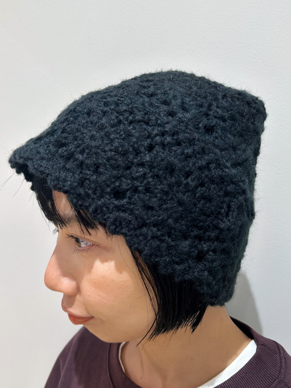 レッド系のスウェット、グリーン系のその他パンツ、ブラック系のトートバッグを着用したレディースの秋コーディネートの10枚目の写真
