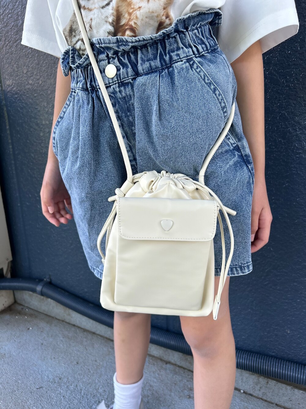 ブルー系のその他パンツ、ホワイト系のTシャツ/カットソー、ホワイト系のショルダーバッグを着用したキッズの春コーディネートの10枚目の写真