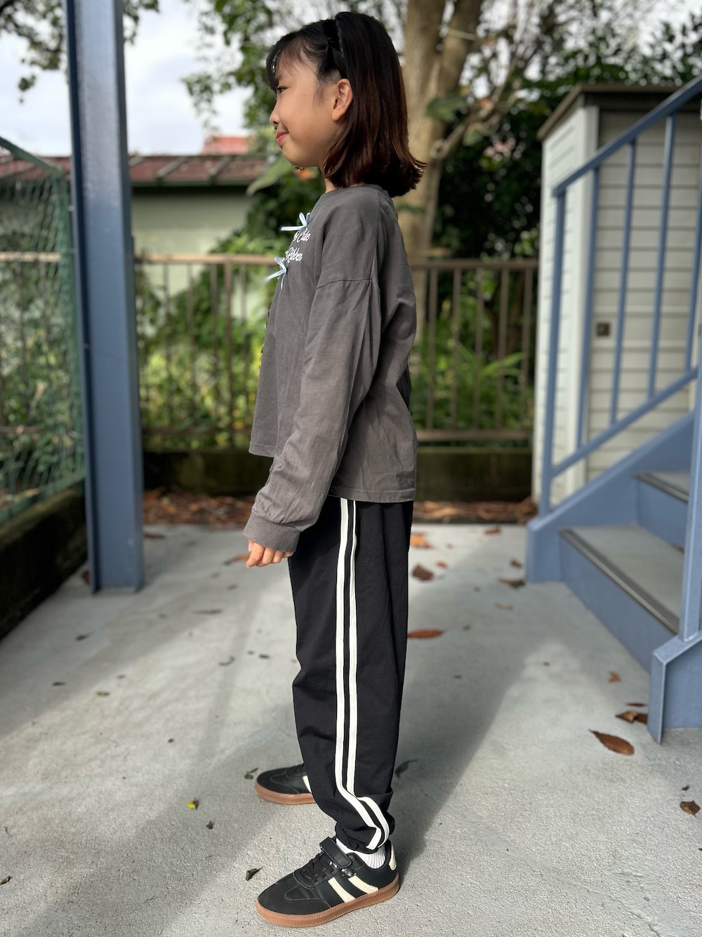 グレー系のTシャツ/カットソー、ブラック系のその他パンツ、ブラック系のバックパック/リュックを着用したキッズの秋コーディネートの3枚目の写真