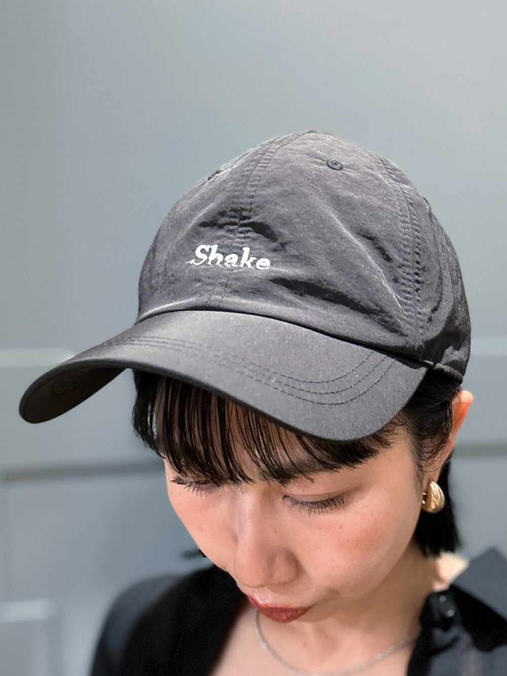ブラック系のシャツ/ブラウス、ブラック系のタンクトップ、ホワイト系のその他パンツを着用したレディースの夏コーディネートの9枚目の写真