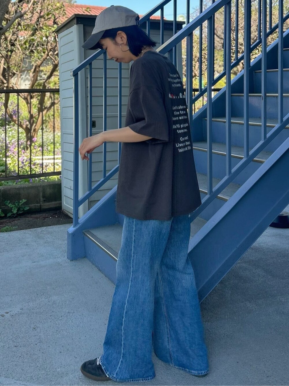 グレー系のTシャツ/カットソー、グレー系のTシャツ/カットソーを着用したレディースの春コーディネートの4枚目の写真