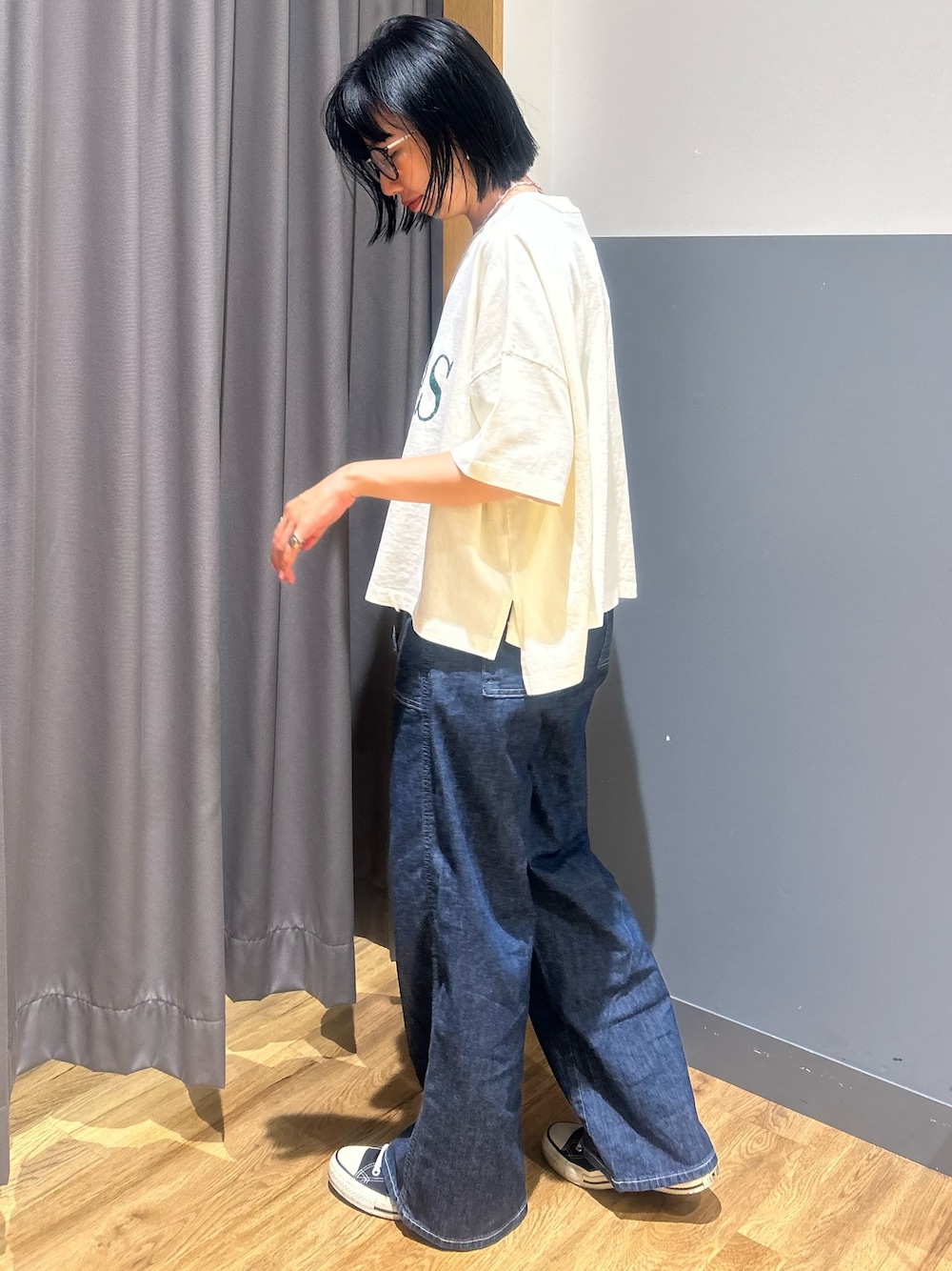 ホワイト系のTシャツ/カットソー、ブルー系のデニムパンツ、グリーン系のショルダーバッグを着用したレディースの夏コーディネートの2枚目の写真