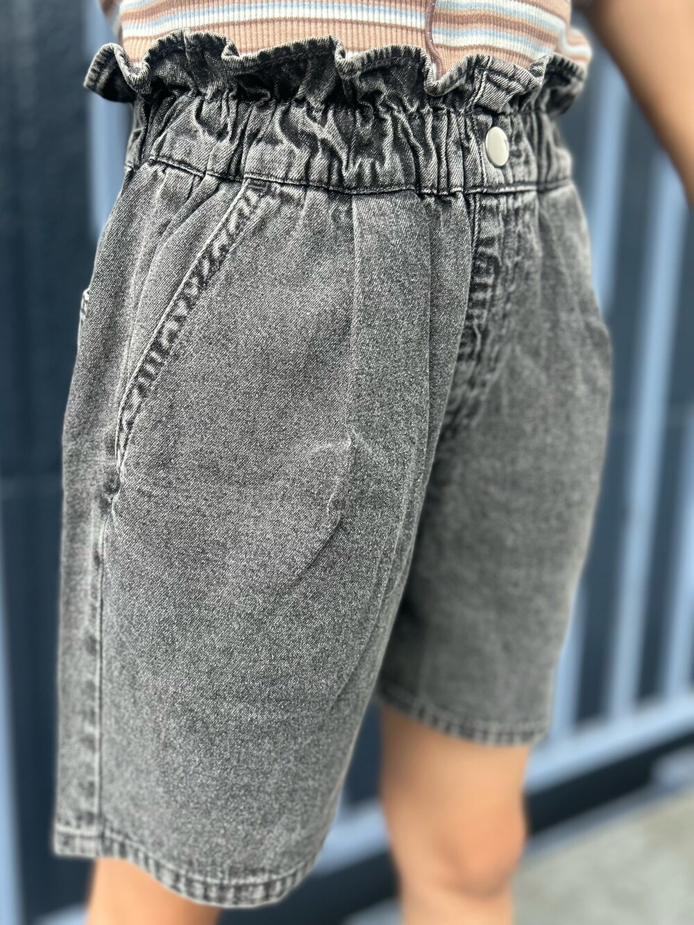ブラウン系のTシャツ/カットソー、グレー系のその他パンツを着用したキッズの夏コーディネートの8枚目の写真