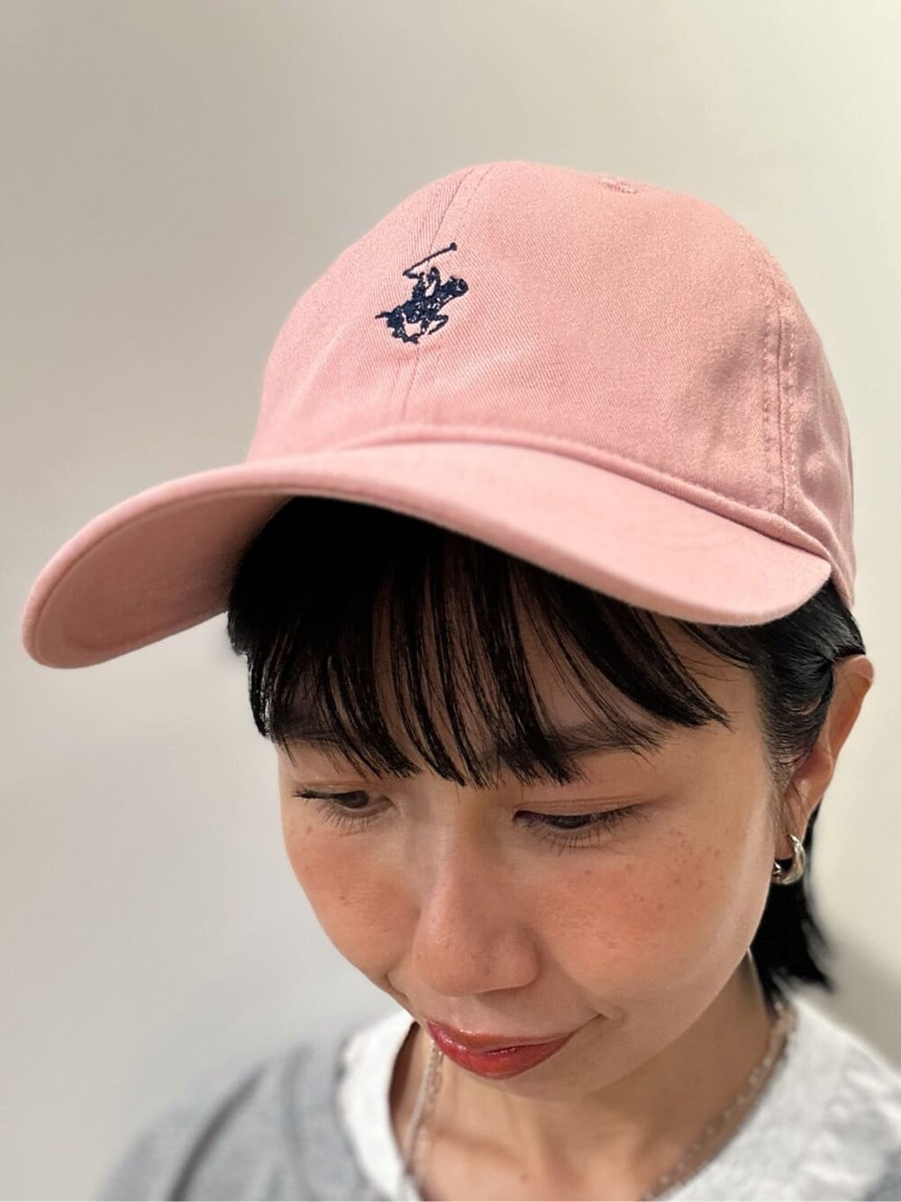 グレー系のTシャツ/カットソー、グレー系のカーディガン/ボレロ、ブルー系のデニムパンツを着用したレディースの春コーディネートの9枚目の写真
