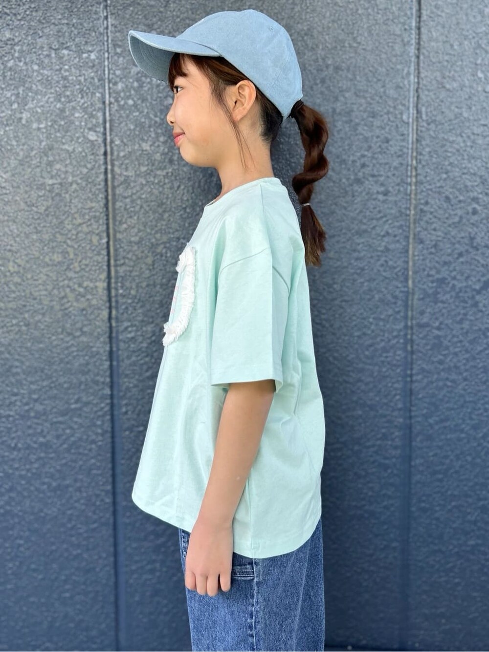 グリーン系のTシャツ/カットソー、パープル系のパーカー、ブルー系のデニムパンツを着用したキッズの春コーディネートの6枚目の写真