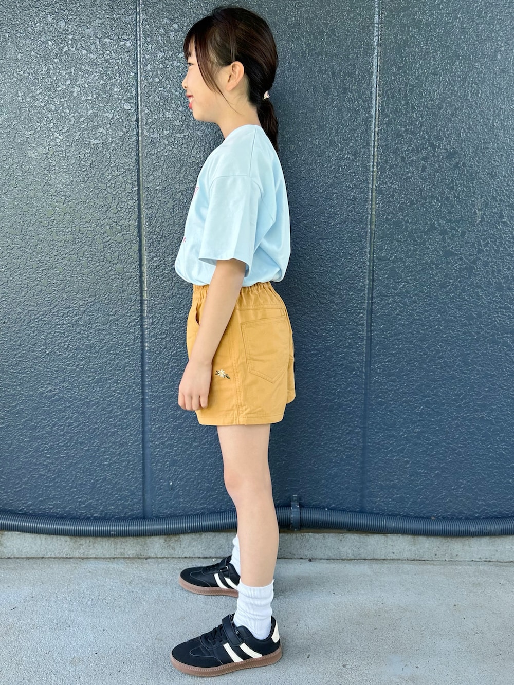 ブルー系のTシャツ/カットソー、イエロー系のその他パンツ、ブラック系のパーカーを着用したキッズの夏コーディネートの3枚目の写真