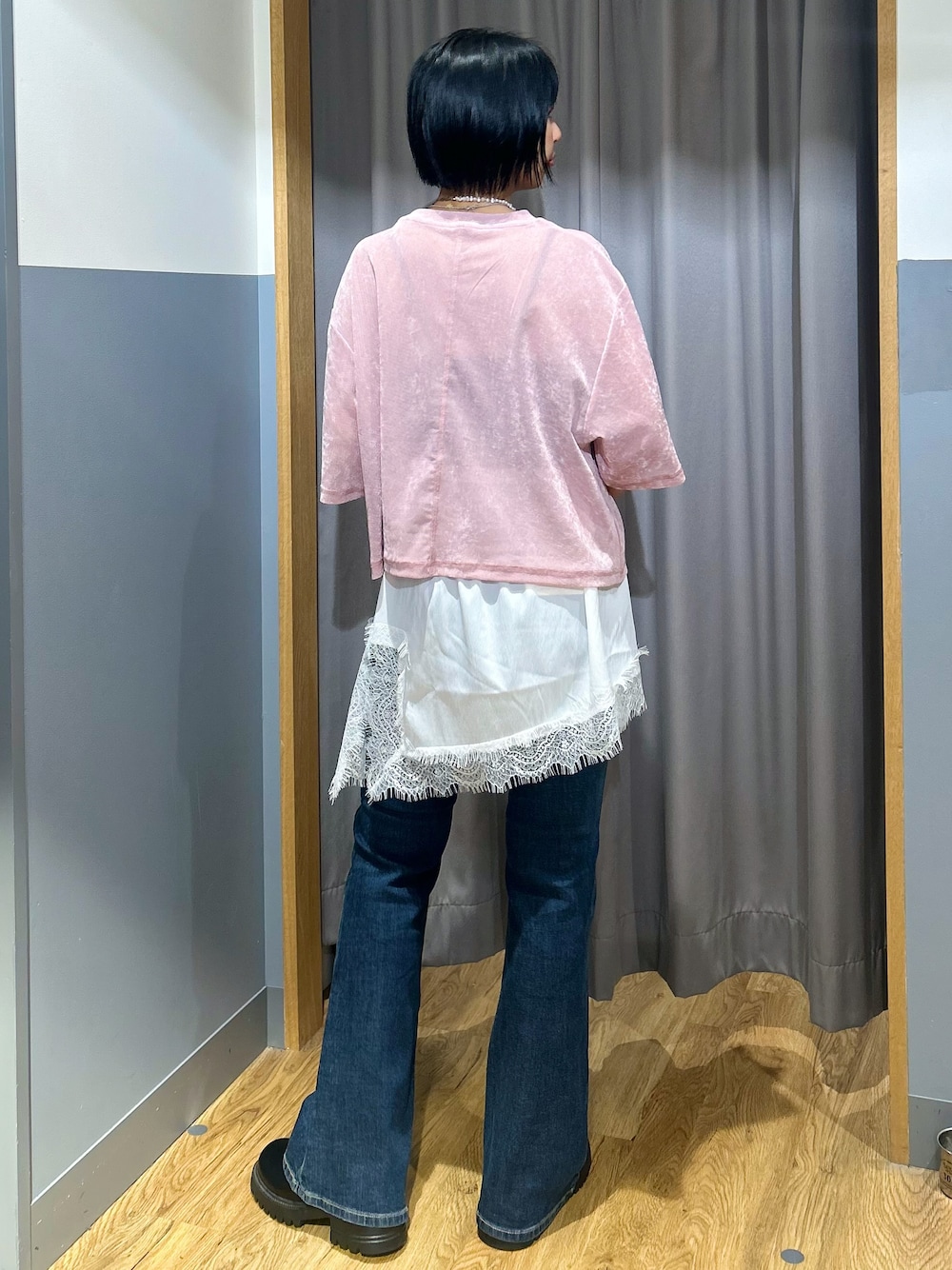 ブルー系のその他パンツ、ピンク系のTシャツ/カットソー、ブラック系のトートバッグを着用したレディースの秋コーディネートの3枚目の写真