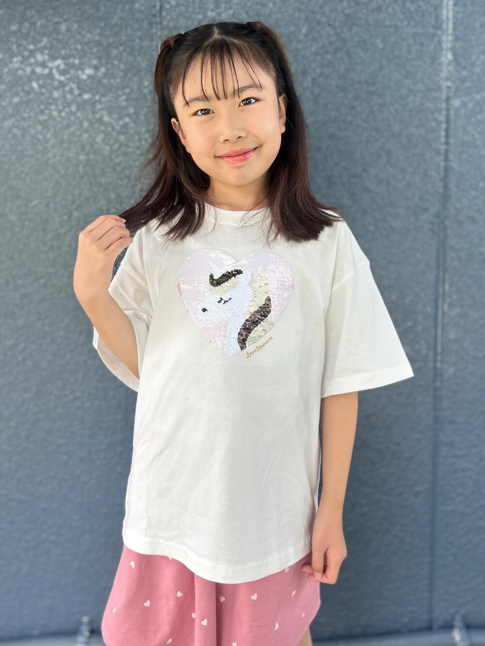 ホワイト系のTシャツ/カットソー、ピンク系のその他パンツを着用したキッズの夏コーディネートの4枚目の写真
