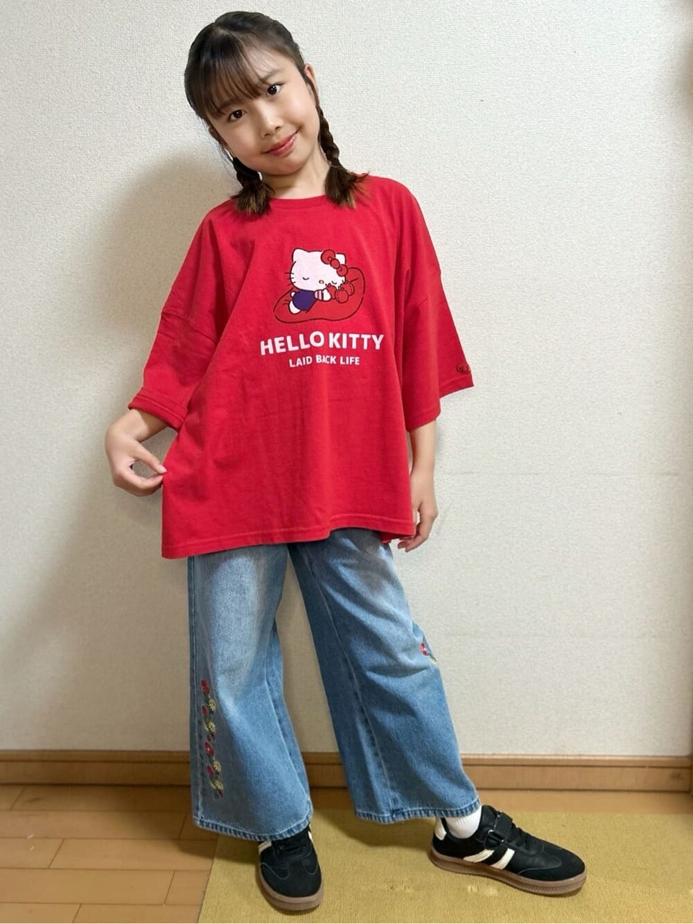 レッド系のTシャツ/カットソー、ブルー系のデニムパンツを着用したキッズの春コーディネートの2枚目の写真