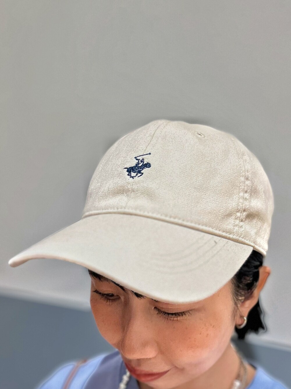 ブルー系のTシャツ/カットソー、ブルー系のデニムパンツ、ホワイト系のキャップを着用したレディースの夏コーディネートの10枚目の写真