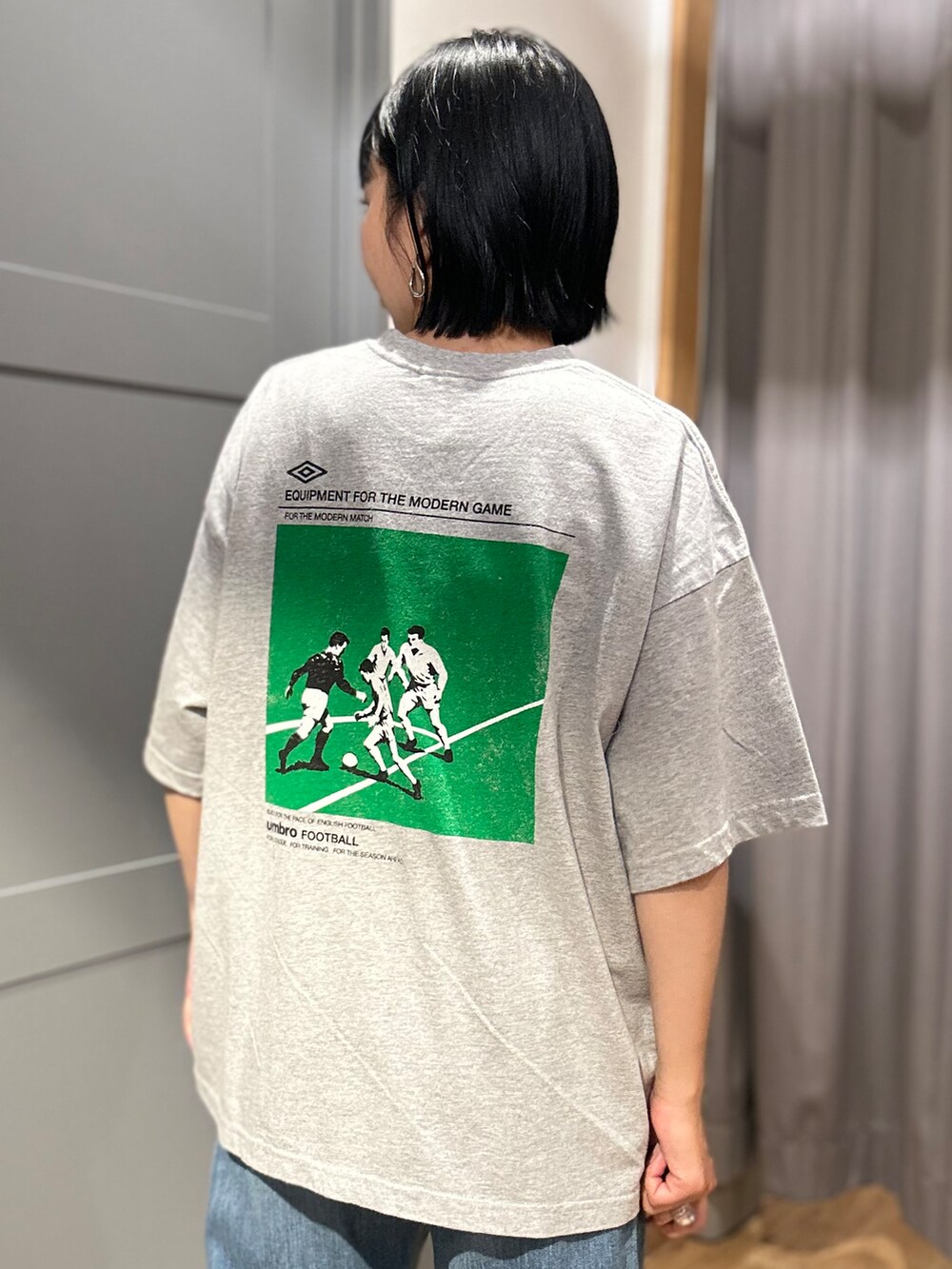 ブルー系のデニムパンツ、ブラウン系のセットアップを着用したレディースの夏コーディネートの7枚目の写真