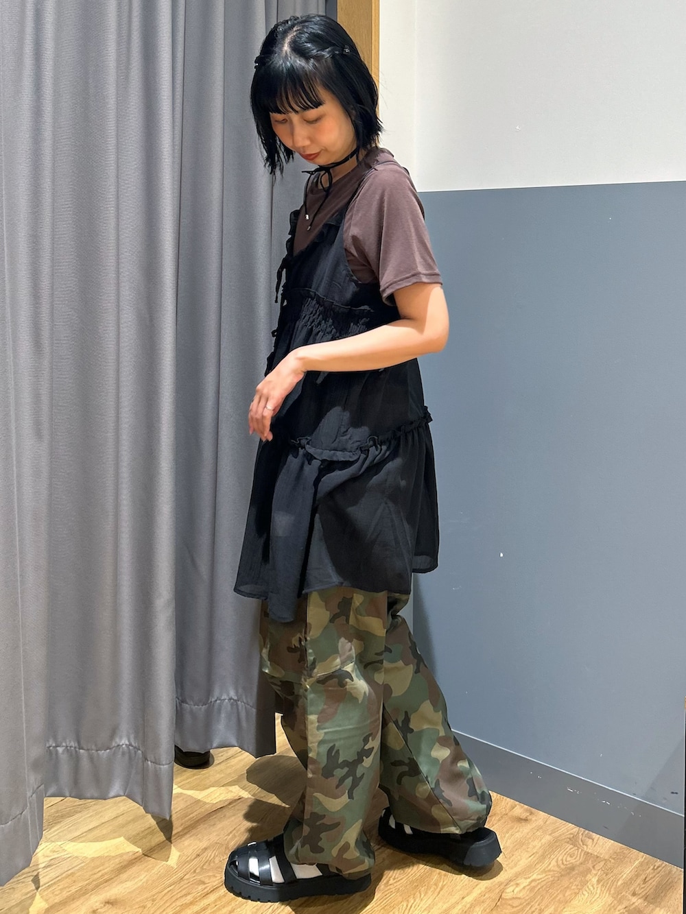 ブラウン系のTシャツ/カットソー、グリーン系のその他パンツ、ブラック系のベストを着用したレディースの夏コーディネートの2枚目の写真