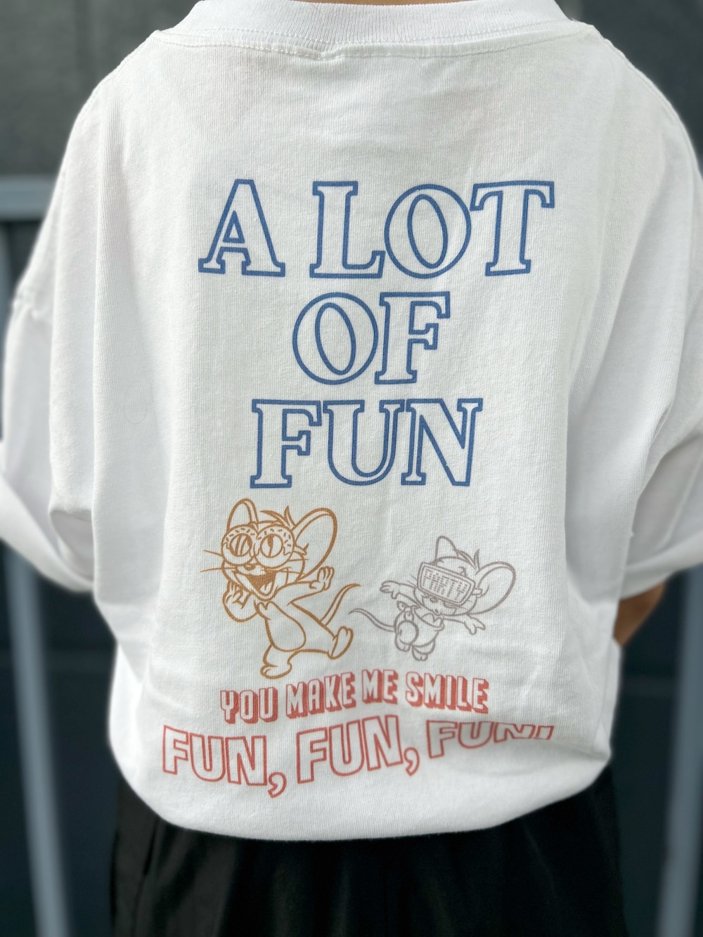 ホワイト系のTシャツ/カットソー、ブラック系のスカートを着用したキッズの夏コーディネートの9枚目の写真