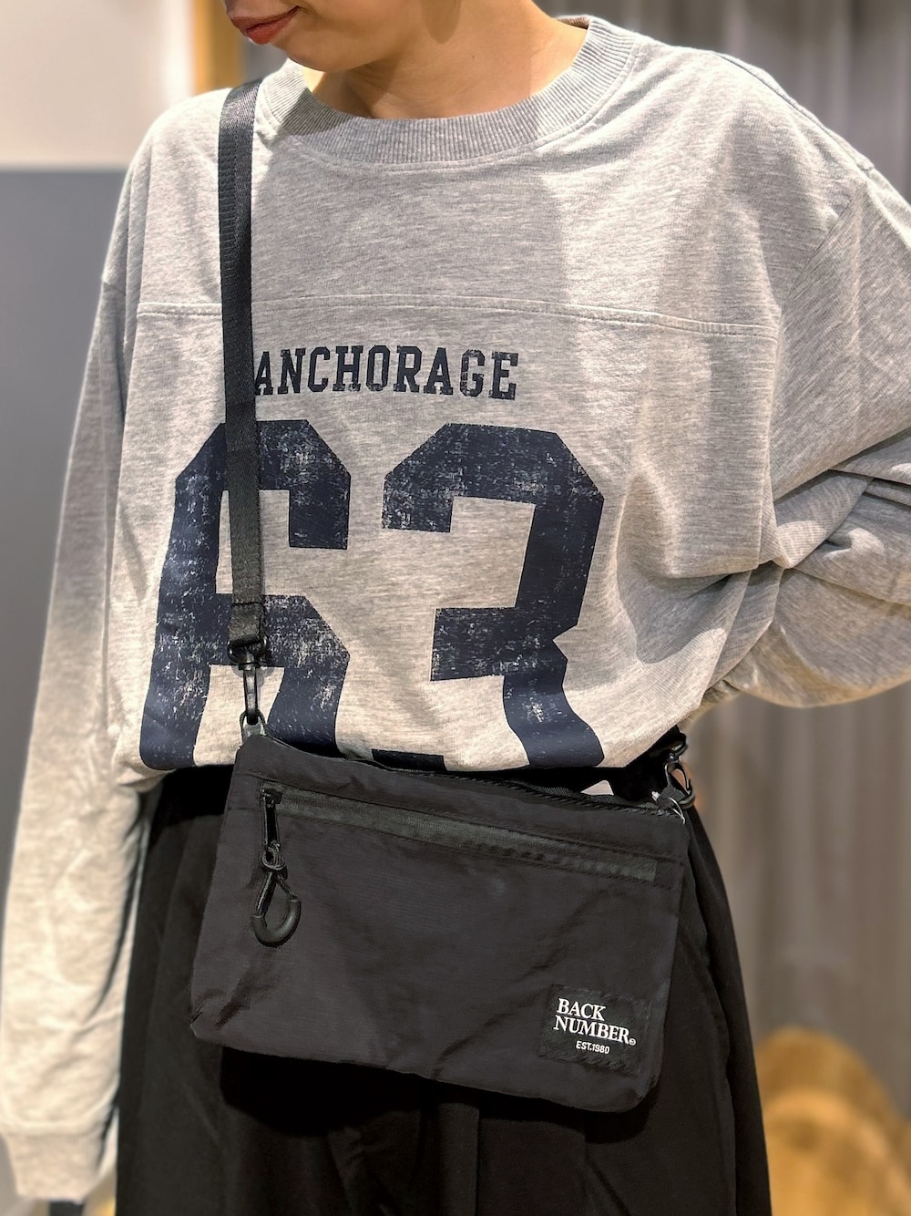 グレー系のTシャツ/カットソー、ブラック系のその他パンツ、ブルー系のシャツ/ブラウスを着用したレディースの秋コーディネートの10枚目の写真