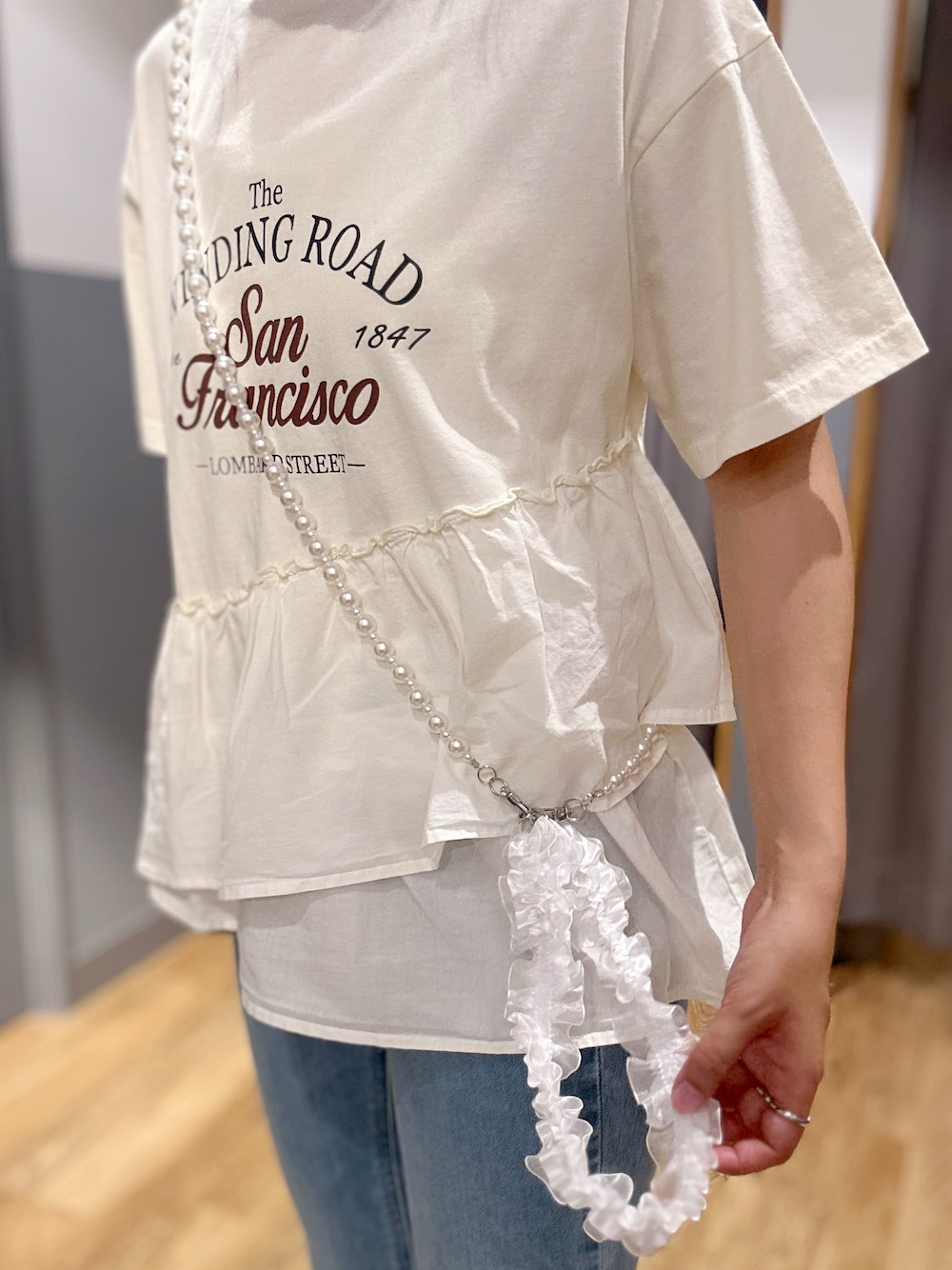 ホワイト系のTシャツ/カットソー、ブルー系のデニムパンツ、ホワイト系のその他雑貨を着用したレディースの夏コーディネートの6枚目の写真