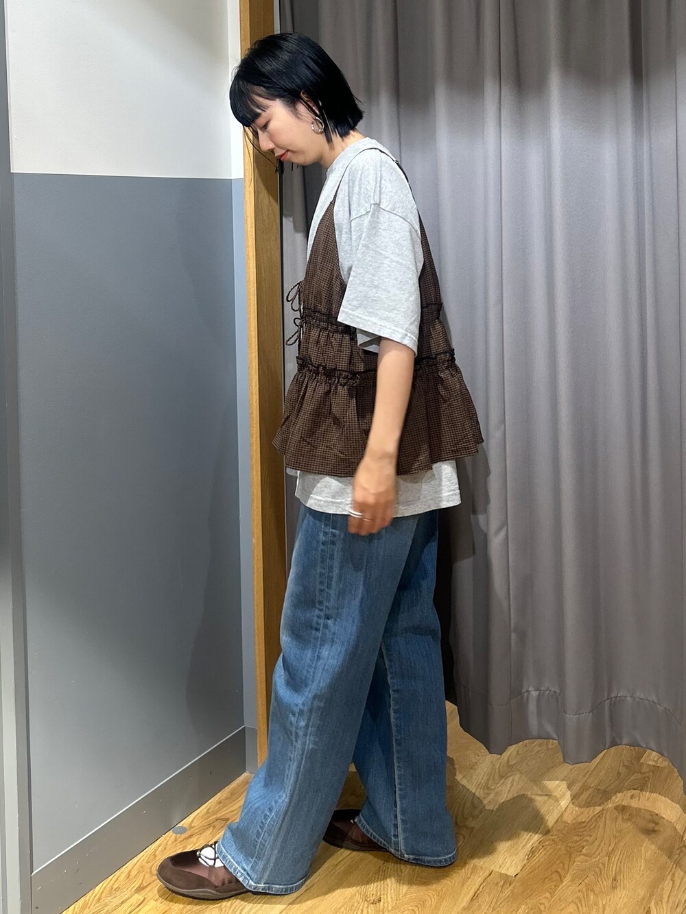 ブルー系のデニムパンツ、ブラウン系のセットアップを着用したレディースの夏コーディネートの2枚目の写真