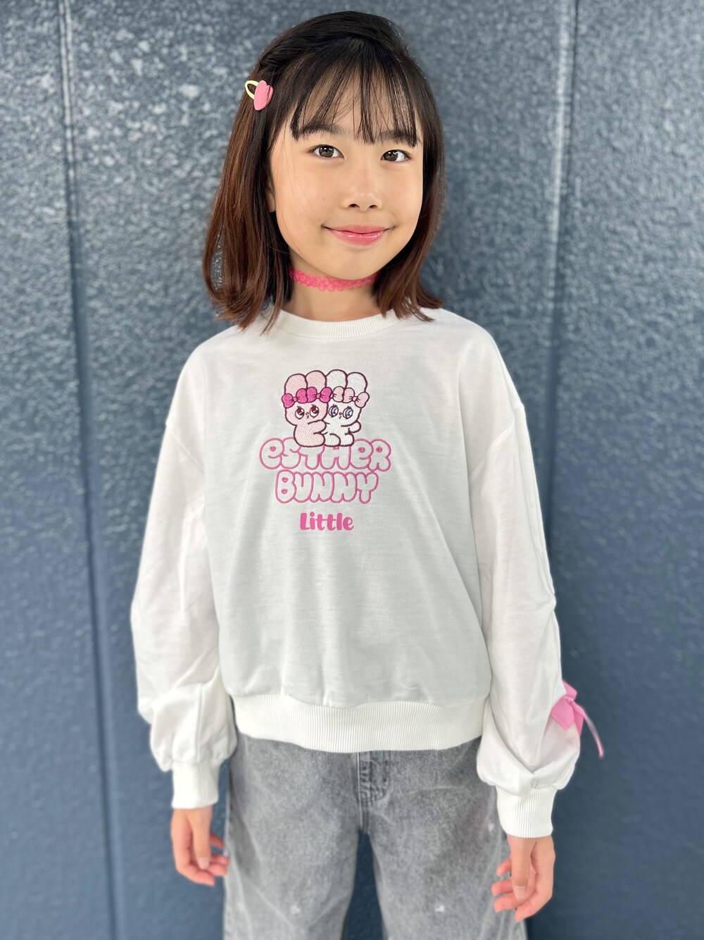 ホワイト系のTシャツ/カットソー、ブラック系のその他パンツを着用したキッズの秋コーディネートの4枚目の写真