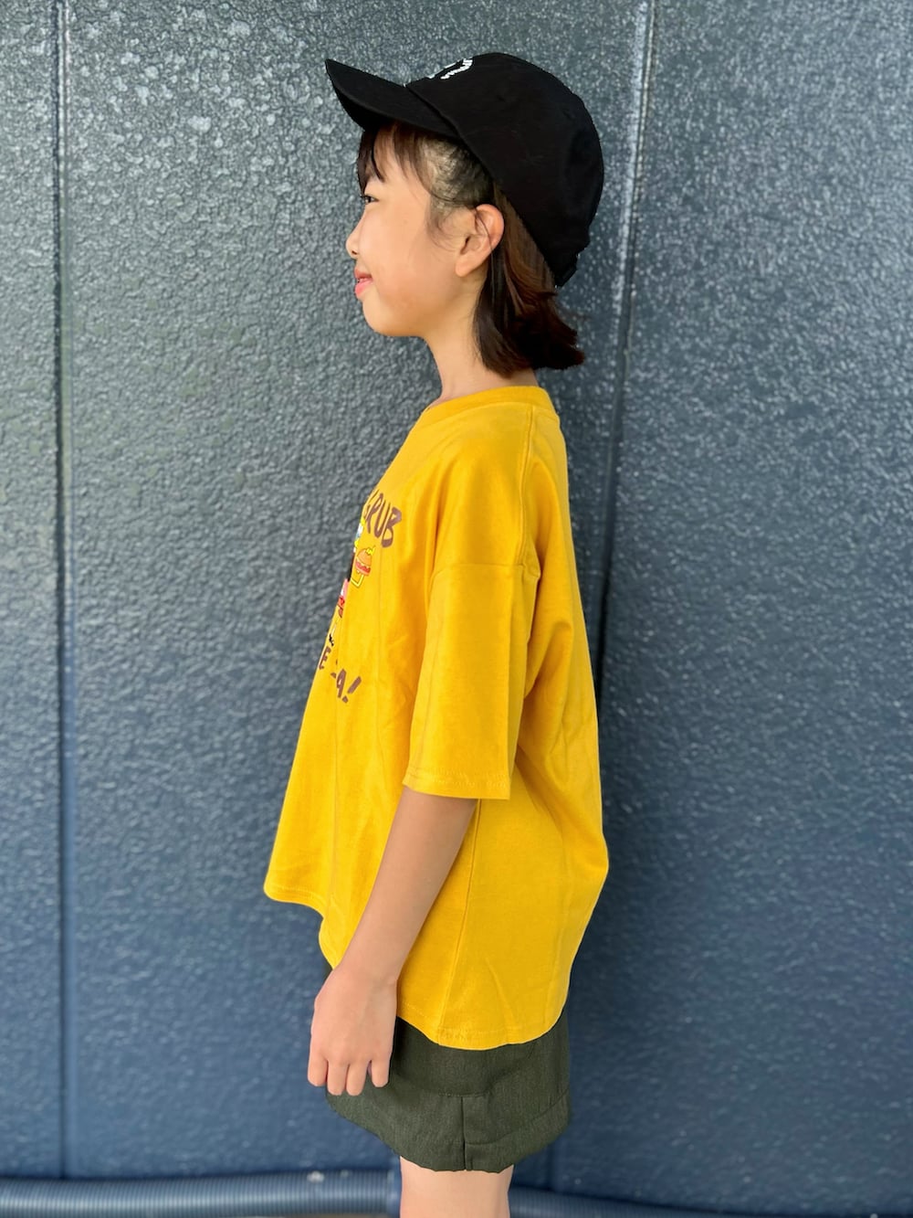 イエロー系のニット/セーター、ブラウン系のその他パンツ、ブラック系のキャップを着用したキッズの夏コーディネートの5枚目の写真