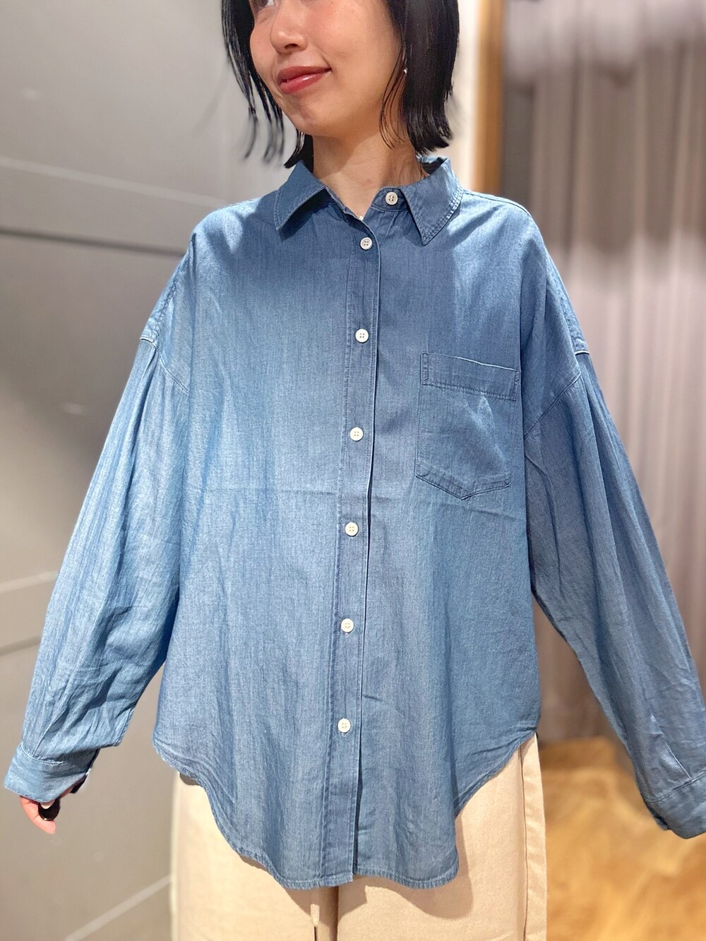 ブルー系のシャツ/ブラウス、ベージュ系のその他パンツ、ホワイト系のタンクトップを着用したレディースの春コーディネートの6枚目の写真