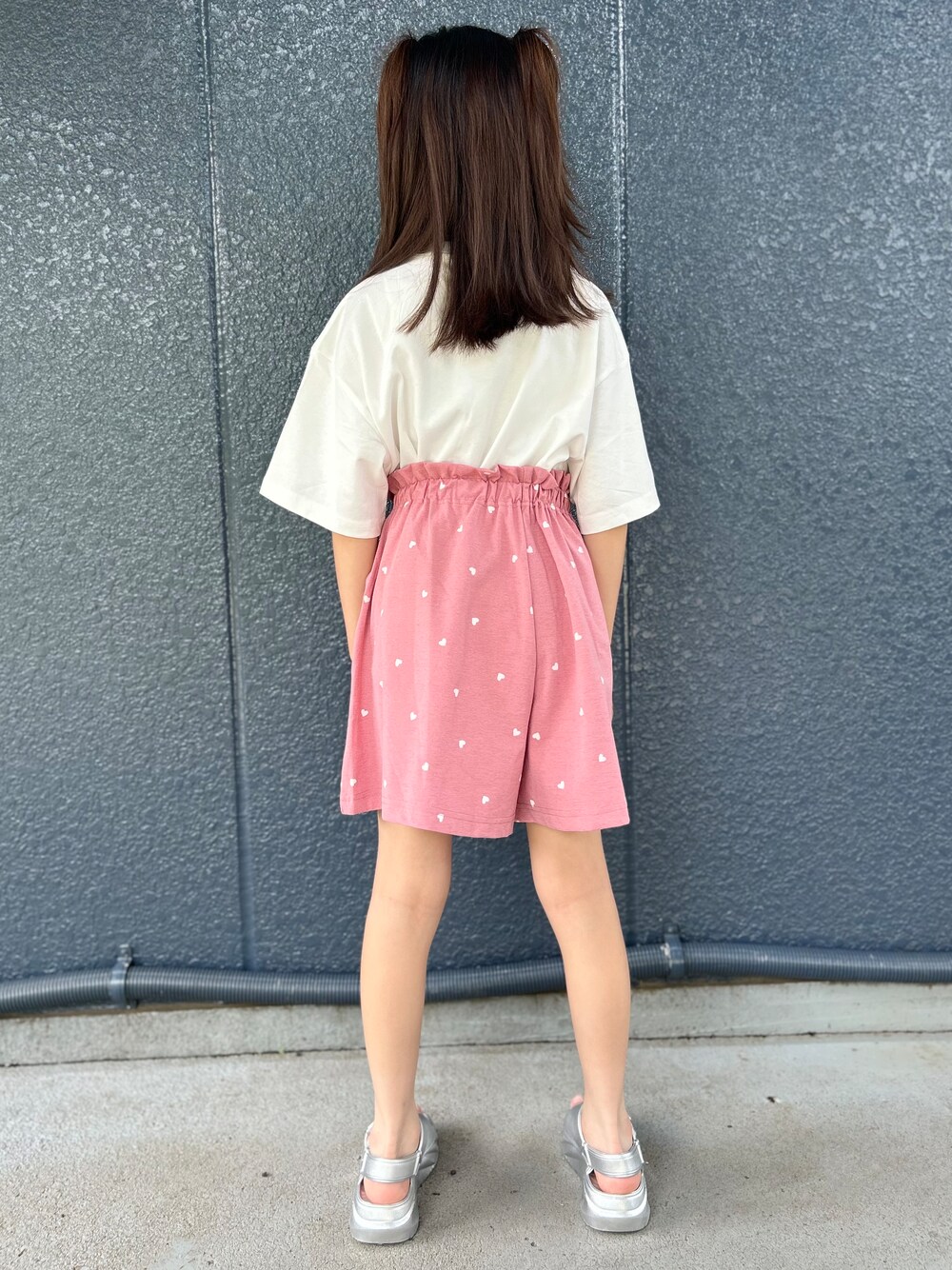 ホワイト系のTシャツ/カットソー、ピンク系のその他パンツを着用したキッズの夏コーディネートの3枚目の写真
