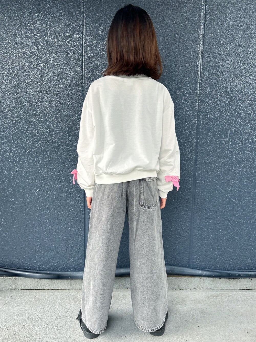 ホワイト系のTシャツ/カットソー、ブラック系のその他パンツを着用したキッズの秋コーディネートの3枚目の写真