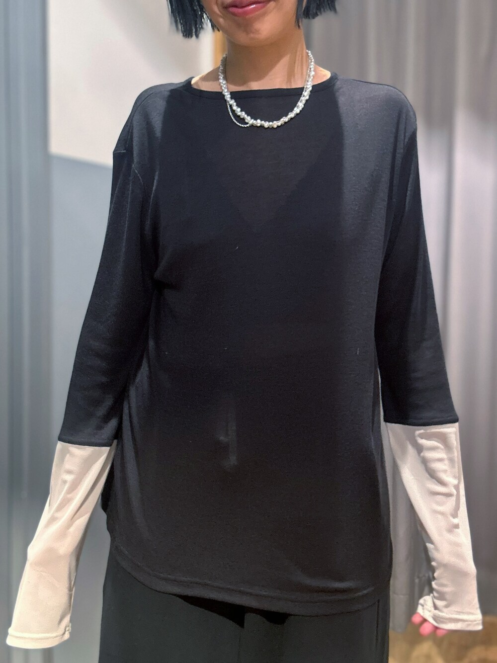 ブラック系のニット/セーター、ブラック系のTシャツ/カットソー、ブラック系のその他パンツを着用したレディースの秋コーディネートの10枚目の写真