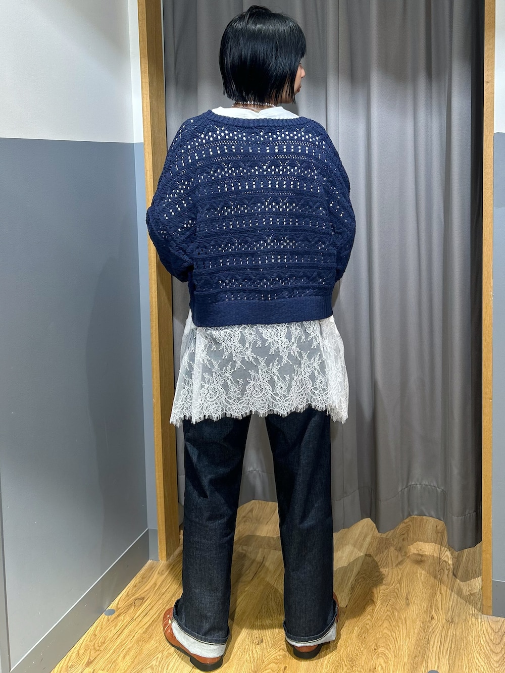 ホワイト系のTシャツ/カットソー、ブルー系のデニムパンツ、ブルー系のカーディガン/ボレロを着用したレディースの秋コーディネートの3枚目の写真